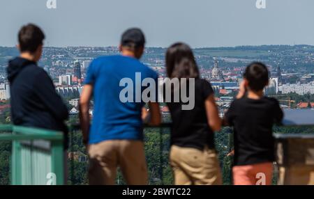 Dresden, Deutschland. Juni 2020. Touristen stehen auf der Aussichtsplattform an der Bergstation der Hängebahn und blicken auf den Blick auf die Innenstadt mit dem Rathaus (l-r), der Frauenkirche, der Hofkirche und der Semperoper. Quelle: Robert Michael/dpa-Zentralbild/ZB/dpa/Alamy Live News Stockfoto