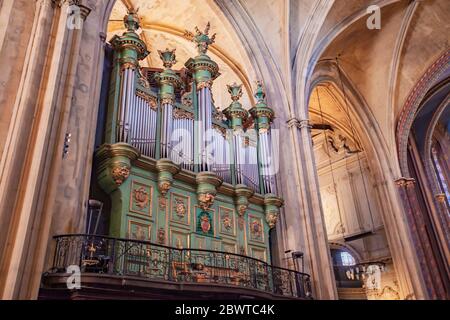 AIX-EN-PROVENCE, FRANKREICH - 30. APRIL 2019: Innenansicht der Kathedrale von Paroisse Saint Sauveur Aix-en-Provence in Frankreich. Es ist eine römisch-katholische Kirche Stockfoto