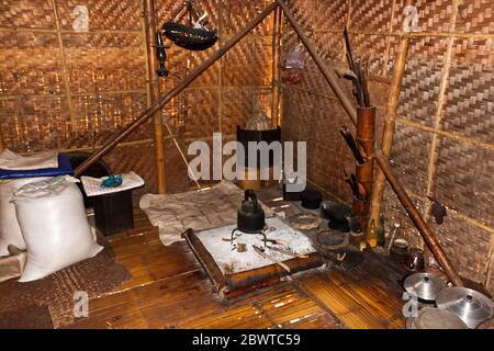 Das Innere einer typischen burmesischen Bambushütte in einem armen Dorf, Taunggyi, Myanmar Stockfoto