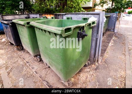Plastikmüllbehälter der grünen Farbe für separate Ansammlung des Mülls. Stockfoto