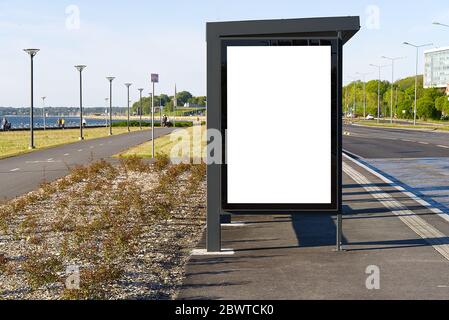 Glasbushaltestelle am Meer, mit einem weißen Werbeplatz. Leere Plakatwand und Außenwerbung. Mockup Poster draußen. Tallinn, Estland. Stockfoto