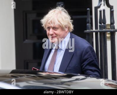 London, Großbritannien. Juni 2020. Premierminister Boris Johnson verlässt die Downing Street 10, um sich für die Fragen des Premierministers an das Parlament zu begeben. Es wird das vierte Mal sein, dass er Keir Starmer über den Versandkarton hinweg gegenübersteht. Quelle: Tommy London/Alamy Live News Stockfoto