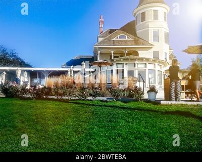 Schönes modernes Haus aus Zement, Blick aus dem Garten. Stockfoto