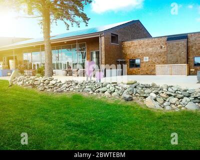 Schönes modernes Haus aus Zement, Blick aus dem Garten. Stockfoto