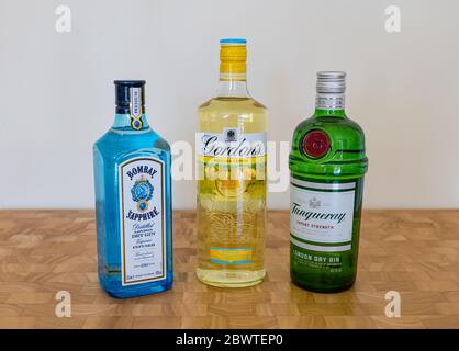 Gin Flaschemarken: Bombay Sapphire Premium Gin, Gordon's Sizilianischen Zitronengin & Tanqueray Export Strength Gin Stockfoto