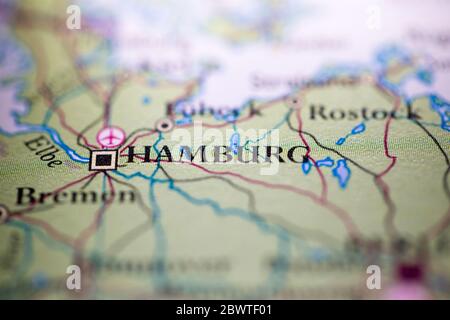 Geringe Schärfentiefe Fokus auf geografische Kartenposition von Hamburg Stadt Deutschland Europa Kontinent auf Atlas Stockfoto