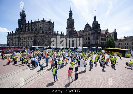 Dresden, Deutschland. Juni 2020. Teilnehmer einer Demonstration unter dem Motto "Tourismus am Rande der Ohnmacht" stehen bei einer Kundgebung auf dem Theaterplatz vor der Katholischen Hofkirche (l) und dem Hausmannsturm. Mit der Demonstration wollen die Tourismusexperten und Busunternehmen auf die schwierige aktuelle Situation der Tourismusbranche hinweisen. Quelle: Sebastian Kahnert/dpa-Zentralbild/dpa/Alamy Live News Stockfoto