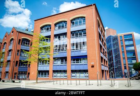 Bremerhaven, Deutschland. Mai 2020. Das Gebäude der Hochschule Bremerhaven auf dem Gelände der Karlsburg. Die 1975 gegründete Landesuniversität bietet 22 technische, wissenschaftliche und wirtschaftliche Bachelor- und Masterstudiengänge an. Kredit: Hauke-Christian Dittrich/dpa/Alamy Live News Stockfoto