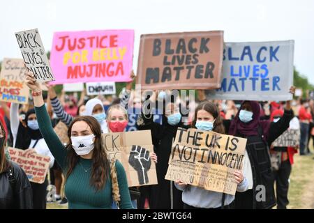 Die Menschen nehmen an einer Protestkundgebung im Hyde Park in London Teil, um an George Floyd zu erinnern, der am 25. Mai in Polizeigewahrsam in der US-Stadt Minneapolis getötet wurde. Stockfoto