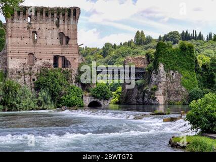 Die Visconteo Brücke in Borghetto am Mincio Fluss. Festungsbrücke aus dem Jahr 1393. Stockfoto