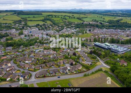 Jedburgh, Schottland, Großbritannien. Juni 2020. Die schottische Grenzstadt Jedburgh steht mit der Ankündigung der Schließung zweier Fabriken in der Stadt vor einem Doppelschlag. Mainetti, der Kleiderbügel-Hersteller und LS Starrett, das Werkzeuge und andere Komponenten fertigt, gaben beide bekannt, dass sie ihre Fabriken schließen und die Fertigung in andere Werke verlegen. Rund 100 Arbeiter in jeder Fabrik sind mit Redundanz konfrontiert. Abgebildet; Ansicht der Stadt Jedburgh. Iain Masterton/Alamy Live News Stockfoto