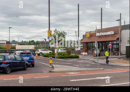 Cork, Irland. Juni 2020. McDonald's Drive-Thru wurde heute Morgen um 11 Uhr wiedereröffnet, nachdem es wegen der Covid-19-Pandemie für mehr als 2 Monate geschlossen war. Es gab große Schlangen von Autos, die darauf warteten, im Fast-Food-Restaurant bedient zu werden. Credit: AG News/Alamy Live News Stockfoto