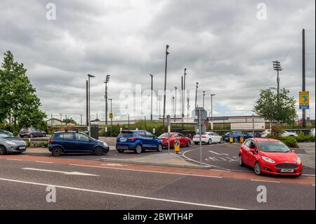 Cork, Irland. Juni 2020. McDonald's Drive-Thru wurde heute Morgen um 11 Uhr wiedereröffnet, nachdem es wegen der Covid-19-Pandemie für mehr als 2 Monate geschlossen war. Es gab große Schlangen von Autos, die darauf warteten, im Fast-Food-Restaurant bedient zu werden. Credit: AG News/Alamy Live News Stockfoto