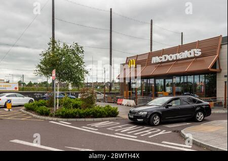 Cork, Irland. Juni 2020. McDonald's Drive-Thru wurde heute Morgen um 11 Uhr wiedereröffnet, nachdem es wegen der Covid-19-Pandemie für mehr als 2 Monate geschlossen war. Es gab große Schlangen von Autos, die darauf warteten, im Fast-Food-Restaurant bedient zu werden. Credit: AG News/Alamy Live News Stockfoto