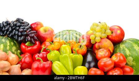 Verschiedene bunte gesunde Früchte und Gemüse auf weißem Hintergrund isoliert. Kopierbereich Stockfoto