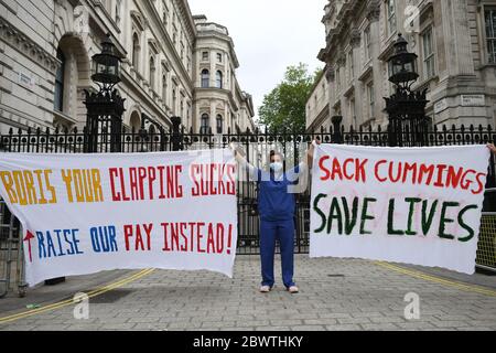 Krankenschwester Ameera Sheikh protestiert vor Downing Street, London, und fordert eine Lohnerhöhung, echten Schutz gegen COVID-19 und die Freigabe der Überprüfung der Todesfälle von BAME NHS-Mitarbeitern durch Public Health England. Stockfoto