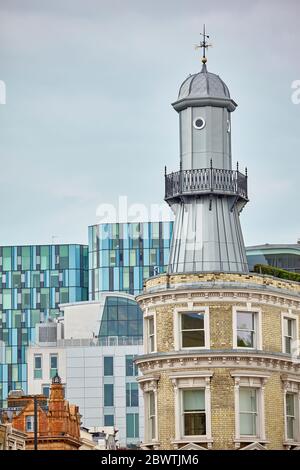 Leuchtturm auf einem viktorianischen Gebäude, das früher ein Oyster Restaurant in Kings Cross, London, war. Stockfoto