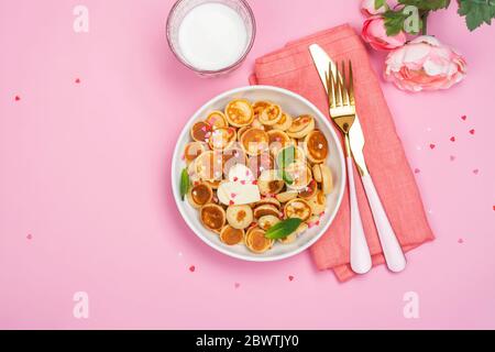 Trendige Speisen - Mini-Pfannkuchen-Müsli Stockfoto