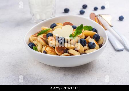 Trendige Speisen - Mini-Pfannkuchen-Müsli Stockfoto