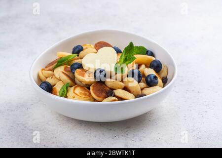 Trendige Speisen - Mini-Pfannkuchen-Müsli Stockfoto