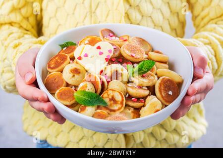 Trendige Speisen - Mini-Pfannkuchen-Müsli Stockfoto