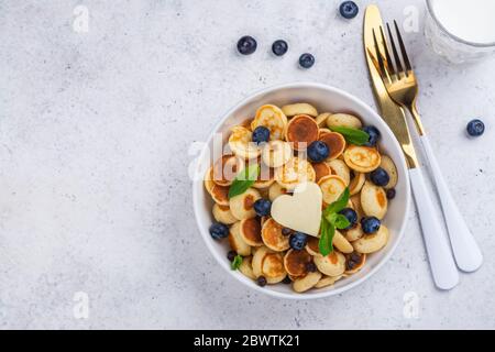 Trendige Speisen - Mini-Pfannkuchen-Müsli Stockfoto