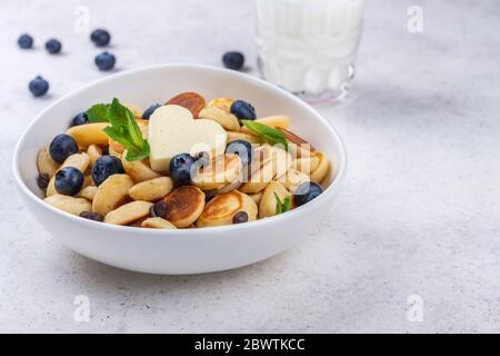 Trendige Speisen - Mini-Pfannkuchen-Müsli Stockfoto