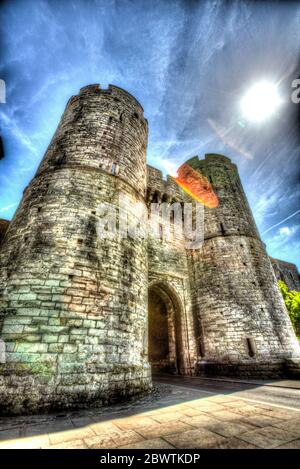 Stadt Canterbury, England. Das mittelalterliche Westgate erhebt sich mit einer westlichen Fassade. Der Turm aus dem 14. Jahrhundert ist als Denkmal des Grades I gelistet. Stockfoto