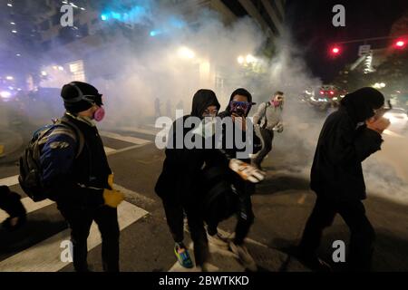 Portland, USA. Juni 2020. Die Demonstranten zerstreuen sich, nachdem die Polizei in der fünften Nacht der Aktion gegen die Polizeigewalt in Portland, Oregon, am 2. Juni 2020, nach dem Tod von George Floyd in Polizeigewahrsam mehrere Tränengas abgeflossen hatte. (Foto: Alex Milan Tracy/Sipa USA) Quelle: SIPA USA/Alamy Live News Stockfoto