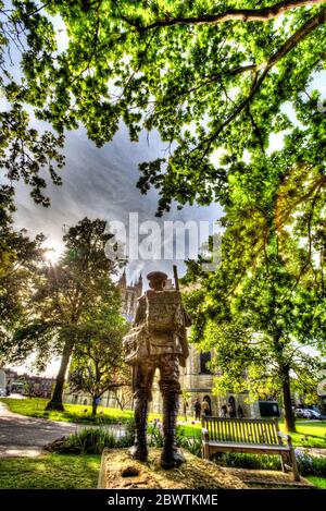 Stadt Canterbury, England. Künstlerische Silhouetten Blick auf das Buffs Memorial mit der Ostfassade façade der Canterbury Cathedral im Hintergrund. Stockfoto