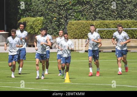 München, Deutschland. Juni 2020. Zurück im Mannschaftstraining: Lucas HERNANDEZ (FC Bayern München-RE) und Thiago ALCANTARA (FC Bayern München, 5. V.l.), Action, Lauftraining. FC Bayern München Training in der Coronavirus-Pandemie. Training in der Saebener Straße. Fußball 1. Bundesliga, Saison 2019/2020, am 03.06.2020 Quelle: dpa/Alamy Live News Stockfoto