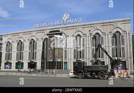 Berlin, Deutschland. Juni 2020. Blick auf den Friedrichstadt-Palast. Der Friedrichstadt-Palast in Berlin bleibt für mehrere Monate geschlossen. Während der Koronakrise soll die Lüftung saniert werden. (Zu 'Friedrichstadt-Palast bleibt bis 2021 geschlossen') Quelle: Britta Pedersen/dpa-Zentralbild/dpa/Alamy Live News Stockfoto