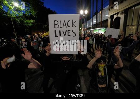 Portland, USA. Juni 2020. Am 2. Juni 2020 kehren die Demonstranten nach dem Tod von George Floyd in Polizeigewahrsam in der fünften Nacht der Aktion gegen Polizeibrutalität in Portland, Oregon, ins Justizzentrum zurück. (Foto: Alex Milan Tracy/Sipa USA) Quelle: SIPA USA/Alamy Live News Stockfoto