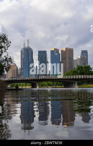 Wasserspiegelungen im Melbourne CBD. Stockfoto