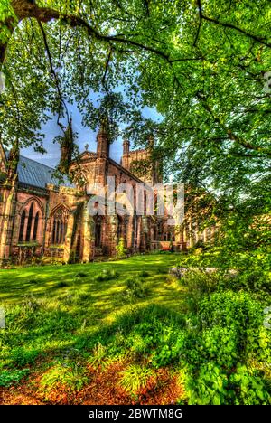 Stadt Chester, England. Künstlerische Frühling Blick auf den Süden und Osten Fassade der Kathedrale von Chester. Stockfoto