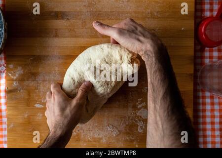 Hände des Mannes, Teig kneten, Draufsicht Stockfoto