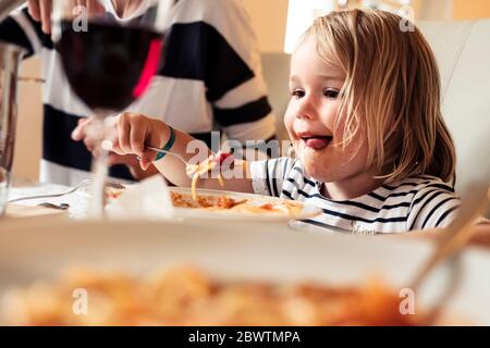 Portrait von glücklichen kleinen Mädchen essen Spaghetti Stockfoto