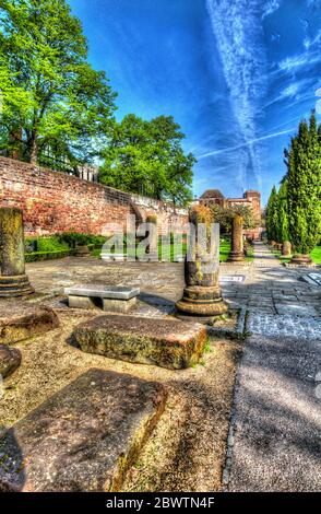 Stadt Chester, England. Künstlerische Frühlingsansicht auf Chester's Roman Garden, mit den Stadtmauern im Hintergrund. Stockfoto