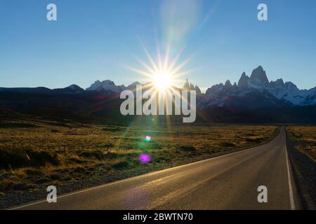 Straße nach El Chalten bei Sonnenuntergang, Patagonien, Argentinien