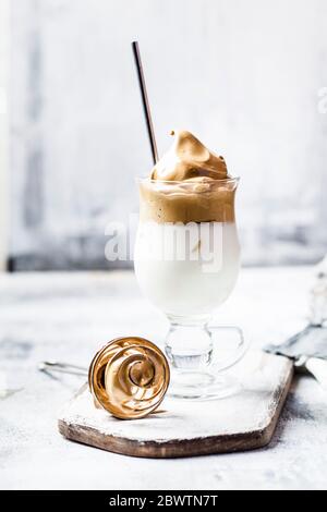 Tasse Dalgona Kaffee mit Eismilch Stockfoto