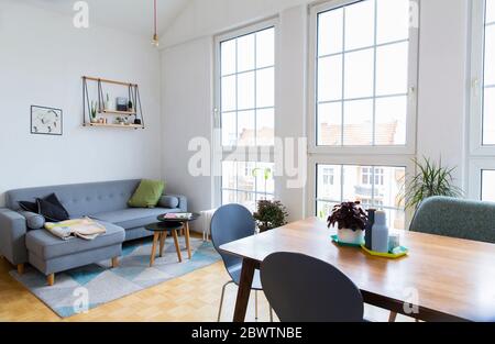 Helles Wohnzimmer mit großen Fenstern Stockfoto