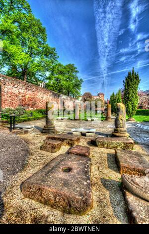 Stadt Chester, England. Künstlerische Frühlingsansicht auf Chester's Roman Garden, mit den Stadtmauern im Hintergrund. Stockfoto