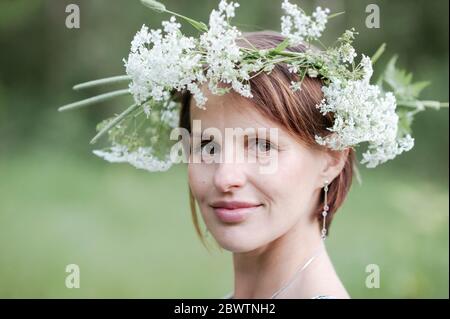 Nahaufnahme Porträt einer Frau mit weißen Blumen Stockfoto