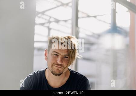 Porträt eines selbstbewussten bärtigen Mannes am Fenster Stockfoto
