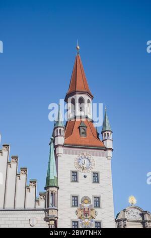 Deutschland, Bayern, München, Niederwinklige Ansicht des alten Rathausturms, der gegen klaren blauen Himmel steht Stockfoto