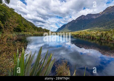 Neuseeland, Southland, Te Anau, malerische Sicht auf Wolken, die sich in Mirror Lakes spiegeln Stockfoto