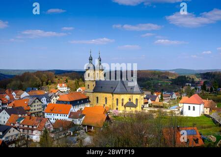 Deutschland, Bayern, Gossweinstein, Wallfahrtskirche der Heiligen Dreifaltigkeit und umliegende Häuser Stockfoto