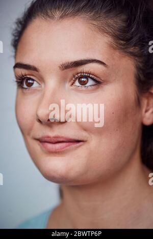 Portrait von lächelnden jungen Frau mit braunen Augen Stockfoto