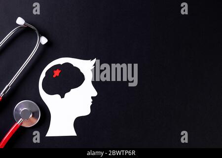 Welttag Des Hirntumors. Draufsicht auf das Gehirn aus geschnittenem Papier. Epilepsie-Bewusstsein, Konzept der psychischen Gesundheit. Welt Alzheimer's Day. Welt Parkinson's Day. Stockfoto