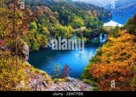 Kroatien, landschaftlich schöner Blick auf den See, umgeben von Herbstwald im Nationalpark Plitvicer Seen